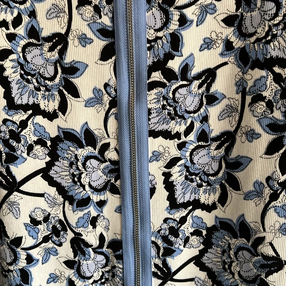 Chico’s Zenergy Floral Back Zipper Top - Picture 10 of 11